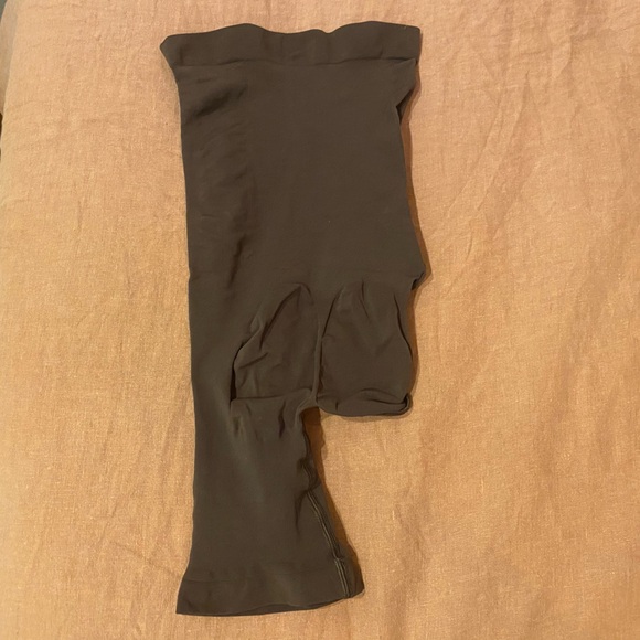 Skims seamless sculpt SOLUTION SHORT RIGHT LEG EXPOSED - Picture 5 of 7